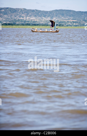 Les personnes en voyage en bateau sur le fleuve Ayeyarwady