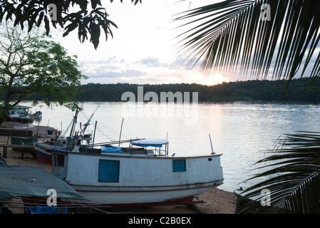 L'Amérique du Sud, Amazone, bateaux sur la plage Banque D'Images