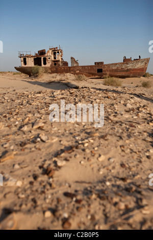 L'Ouzbékistan, bateau rouillé Moynaq, sec dans le désert qui était la mer d'Aral Banque D'Images