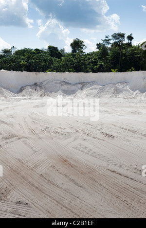 Les traces de pneus dans le sable Banque D'Images