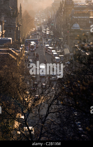 Une vue sur Princes Street d'Édimbourg, en début de soirée Banque D'Images