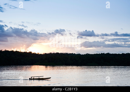 L'Amérique du Sud, Amazone, coucher de soleil reflété sur la rivière Banque D'Images