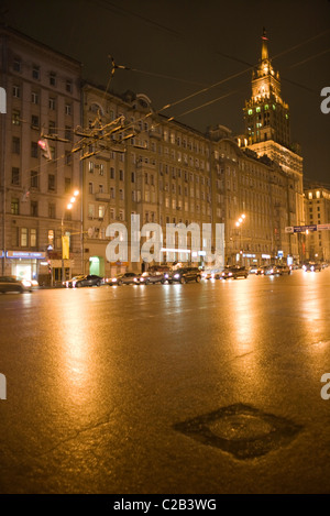 Portes rouge Bâtiment administratif, l'un des gratte-ciel de Moscou dans le style stalinien, Moscou, Russie Banque D'Images