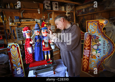 Le professeur Mark Poulton avec son Punch et Judy de marionnettes. Banque D'Images