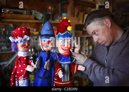 Le professeur Mark Poulton avec son Punch et Judy de marionnettes. Banque D'Images