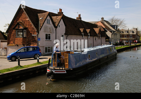 Navigation de plaisance le long du canal Kennet & Avon au Newbury Berkshire England UK Banque D'Images