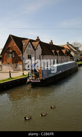 Navigation de plaisance le long du canal Kennet & Avon au Newbury Berkshire England UK Banque D'Images