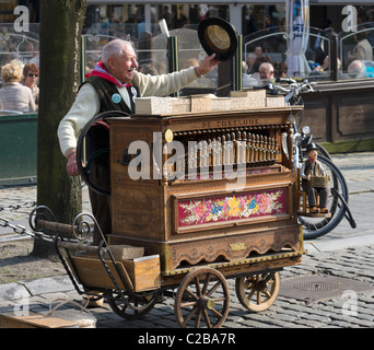 Ancien joueur d'orgue de la Grote Markt (Grand Place), Anvers, Belgique Banque D'Images