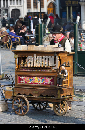 Ancien joueur d'orgue de la Grote Markt (Grand Place), Anvers, Belgique Banque D'Images