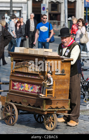 Ancien joueur d'orgue de la Grote Markt (Grand Place), Anvers, Belgique Banque D'Images