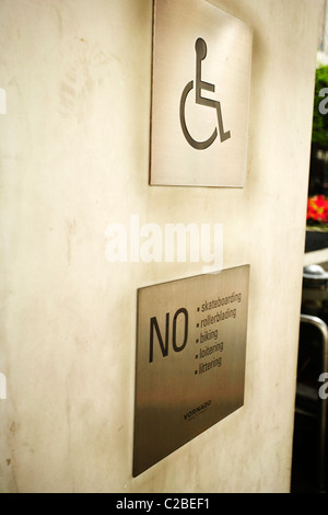 L'accès en fauteuil roulant et aucun signe du roller skate cycliste de vagabondage ou de détritus sign Banque D'Images