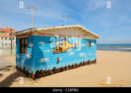 Croix Rouge (cru Roja) life guard cabane sur la plage de La Mata, Torrevieja, Alicante, Espagne. Banque D'Images