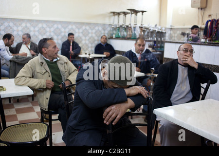 Les hommes fument la cigarette et chicha et boire un caf dans un caf  traditionnel  Sousse, Tunisie Photo Stock - Alamy