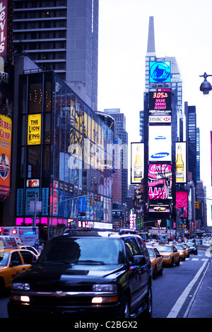 Trafic dans Times Square, New York, Manhattan avec LED de signalisation et des enseignes au néon Banque D'Images