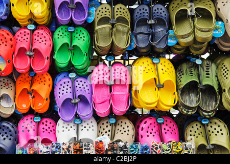 Crocs color es sur l affichage pour la vente Photo Stock Alamy