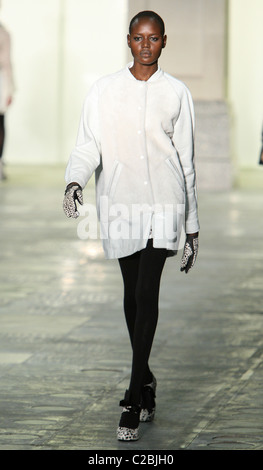 Passerelle unique 2011/12 AW au London Fashion Week. Banque D'Images