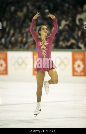 Katarina Witt (GDR) concurrence sur le médaillé d'or en simple féminin de patinage artistique aux Olympiques de 1984 Banque D'Images