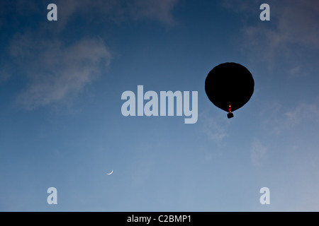 Hot Air Balloon se découpant dans un ciel du soir Shropshire Banque D'Images