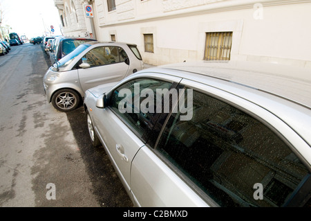 Smart voitures petite petite stationné sur Fin pour freiner dans les villes ville mercedes benz court empattement court Banque D'Images