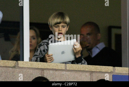 ROMEO BECKHAM AVEC IPAD CELEBS À LA GALAXY V MLS PHILADELPHIA UNION FOOTBALL MATCH CARSON LOS ANGELES CALIFORNIA USA 02 Apr Banque D'Images