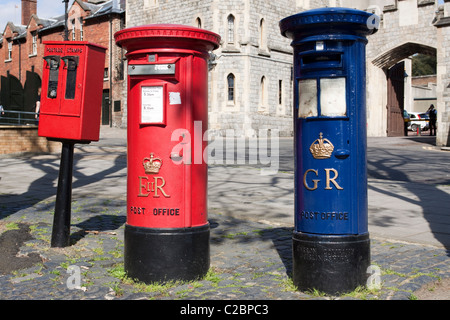 Pilier rouge et bleu/boîtes à Windsor, Berkshire, England, UK Banque D'Images