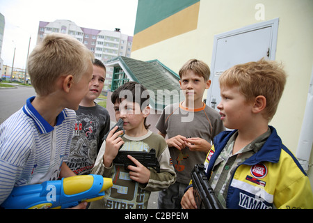 Les enfants jouer à la guerre dans un lotissement, Hrodna, Bélarus Banque D'Images