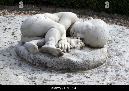 Une Sculpture D Un Bebe Endormi En Pierre Dans Un Jardin Du Souvenir Pour L Innocence Photo Stock Alamy