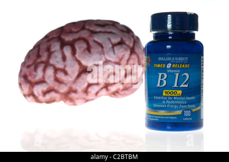 Bouteille de comprimés de vitamine B-12, 1000mg (1000) aux côtés d'un modèle de l'Entente-cadre de cerveau Banque D'Images