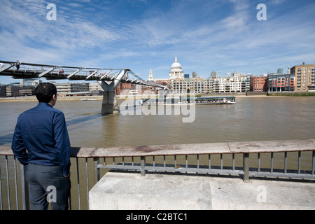 En regardant la cathédrale St Paul à partir de la rive sud de la Tamise. Banque D'Images