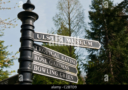Inscrivez-vous à Botanic Gardens, Belfast, pour le Musée de l'Ulster, Tropical Ravine, jardins de roses et Bowling Green Banque D'Images
