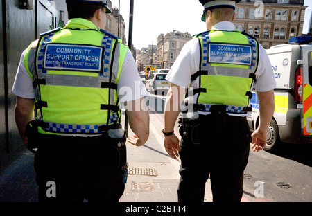 La Police des Transports britannique deux PCSOs en patrouille en Borough High St, Londres. Banque D'Images