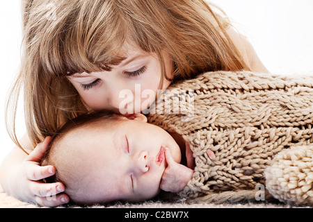 L'embrasse fille petit bébé frère Banque D'Images