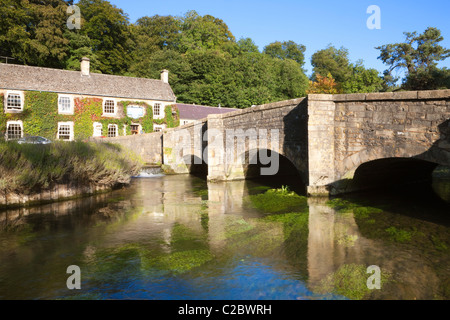 Pont sur la rivière Coln ; ; ; Cotswolds Gloucestershire Bibury Angleterre ; Banque D'Images