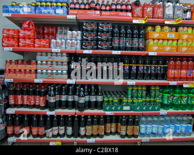 Détail, étagères, boissons Coca-Cola en bouteilles en exposition au supermarché, Paris, France, emballage plastique, prix des aliments Banque D'Images