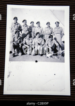 Photo de soldats britanniques PENDANT LA SECONDE GUERRE MONDIALE, des soldats du 50e Royal Tank Regiment prises en Afrique environ 1944. Banque D'Images