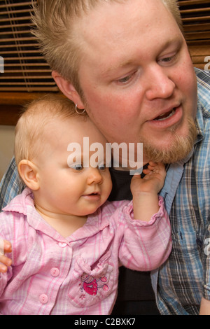 L'âge de 33 ans père et fille de bébé le collage à la maison. St Paul Minnesota MN USA Banque D'Images