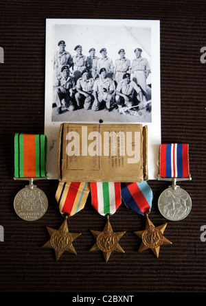 Photo de 8e Armée, 50e Royal Tank Regiment soldats pendant la Seconde Guerre mondiale et les soldats médailles de campagne et de service. Banque D'Images