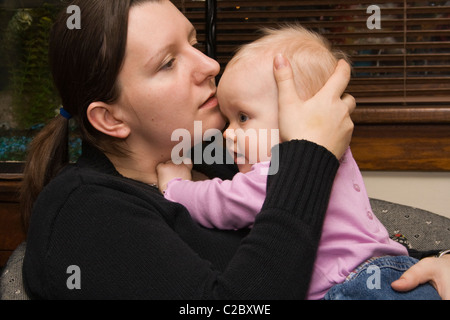 Maman de 29 ans d'amour embrasse son bébé. St Paul Minnesota MN USA Banque D'Images