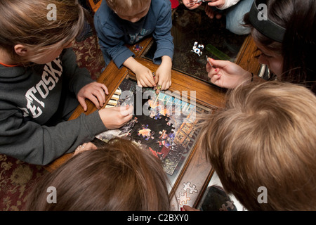 Six enfants âgés de 4 à 15 sur les casse-tête. St Paul Minnesota MN USA Banque D'Images