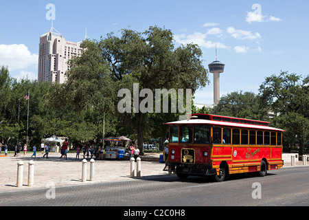 Arrêt de bus à San Antonio Texas USA avec Marriott Hotel and Tower of the Americas Banque D'Images