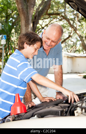 Père et fils s'amuser ensemble la réparation de la voiture familiale. Banque D'Images