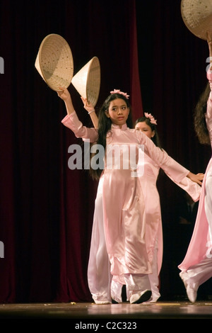 Mobilité des vietnamiennes avec troubles de l'audition (surdité) sont la danse traditionnelle avec des chapeaux de paille du Vietnam à Vientiane, au Laos. Banque D'Images