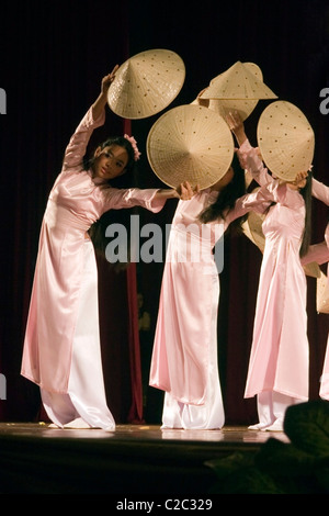 Mobilité des vietnamiennes avec troubles de l'audition (surdité) sont la danse traditionnelle avec des chapeaux de paille du Vietnam à Vientiane, au Laos. Banque D'Images