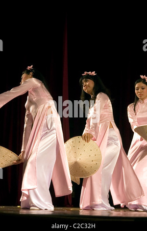 Mobilité des vietnamiennes avec troubles de l'audition (surdité) sont la danse traditionnelle avec des chapeaux de paille du Vietnam à Vientiane, au Laos. Banque D'Images