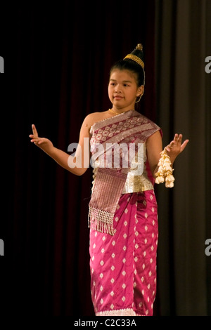 Une femme handicapée danseur avec une déficience auditive (sourdes) porte un costume traditionnel dans le Laos communiste. Banque D'Images