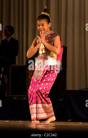 Une femme handicapée danseur avec une déficience auditive (sourdes) porte un costume traditionnel dans le Laos communiste. Banque D'Images