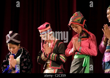 Les femmes asiatiques sans audience (sourds) portant des vêtements traditionnels sont hilltribe sur scène à Vientiane, au Laos. Banque D'Images