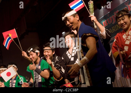 Les artistes interprètes ou exécutants sans audience (sourds) reconnaître les acclamations d'un public après une performance musicale à Vientiane, au Laos. Banque D'Images