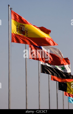 Drapeaux lumineux et colorés de plusieurs nations, y compris le Chili, l'Espagne et l'Iraq sont battant à Phnom Penh, Cambodge. Banque D'Images