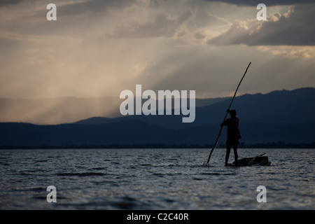 Les pêcheurs dans le Lac Chamo, Arba Minch, Ethiopie Banque D'Images